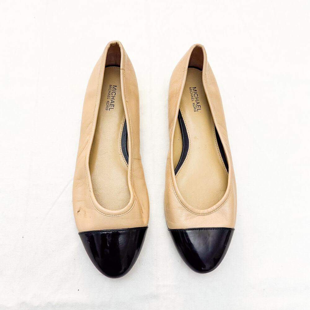Michael Kors Beige Black Captoe Ballet Round Flats Chain Heel Accents SIze 6.5